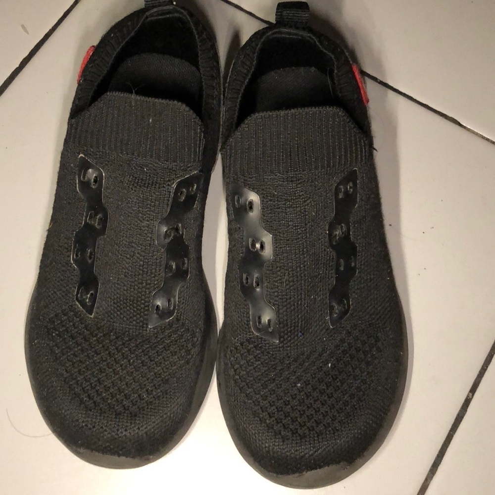Size 1 boys tennis shoes needs shoe lace my son use to wear them without them.